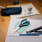 FISKARS Olló, ifjúsági, 20 cm, balkezes, FISKARS, foltos pávakék