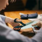 FISKARS Olló, ifjúsági, 20 cm, balkezes, FISKARS, foltos pávakék