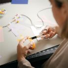 FISKARS Olló, általános, tapadásmentes, 13 cm, FISKARS "MicroTip Titanium", fehér