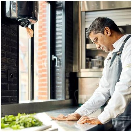 TORK Törlőpapír, tekercses, 19,8 cm átmérő, M4 rendszer, 2 rétegű, Advanced, TORK "Reflex", natúr